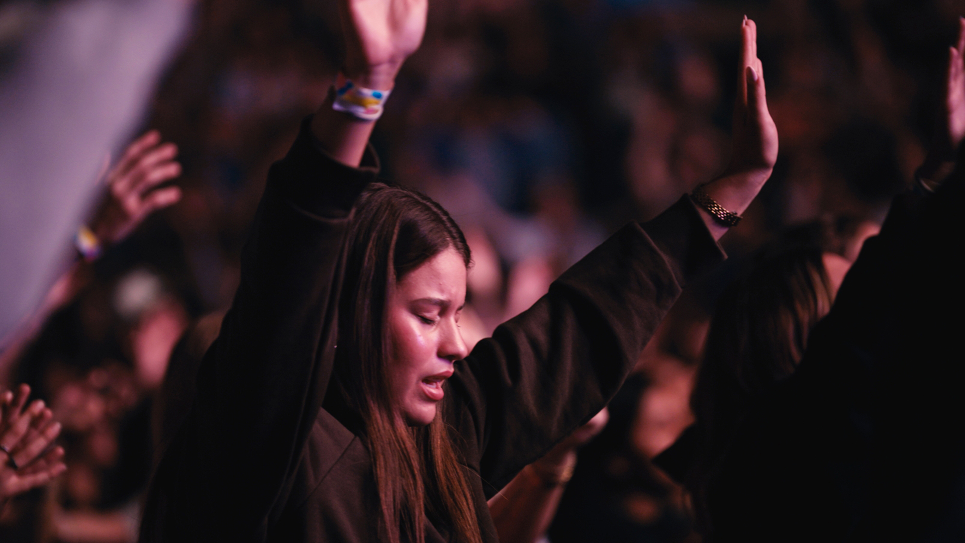 UniteUS in Tampa Sees Former Satan Worshipper Baptized, 1,000+ Choose Christ as Lord