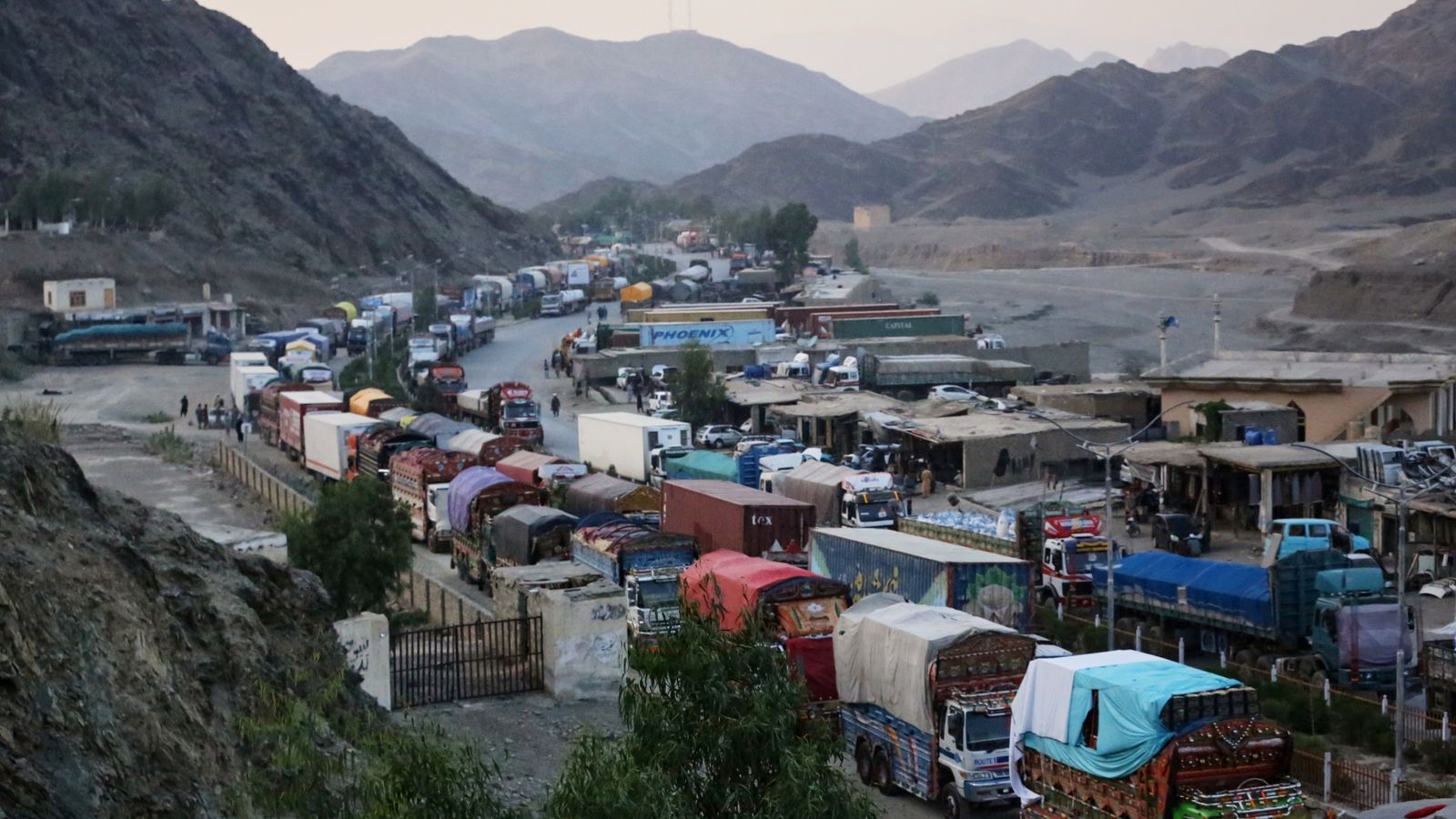 Border crossings between Pakistan and Afghanistan remain closed as clashes continue | World News