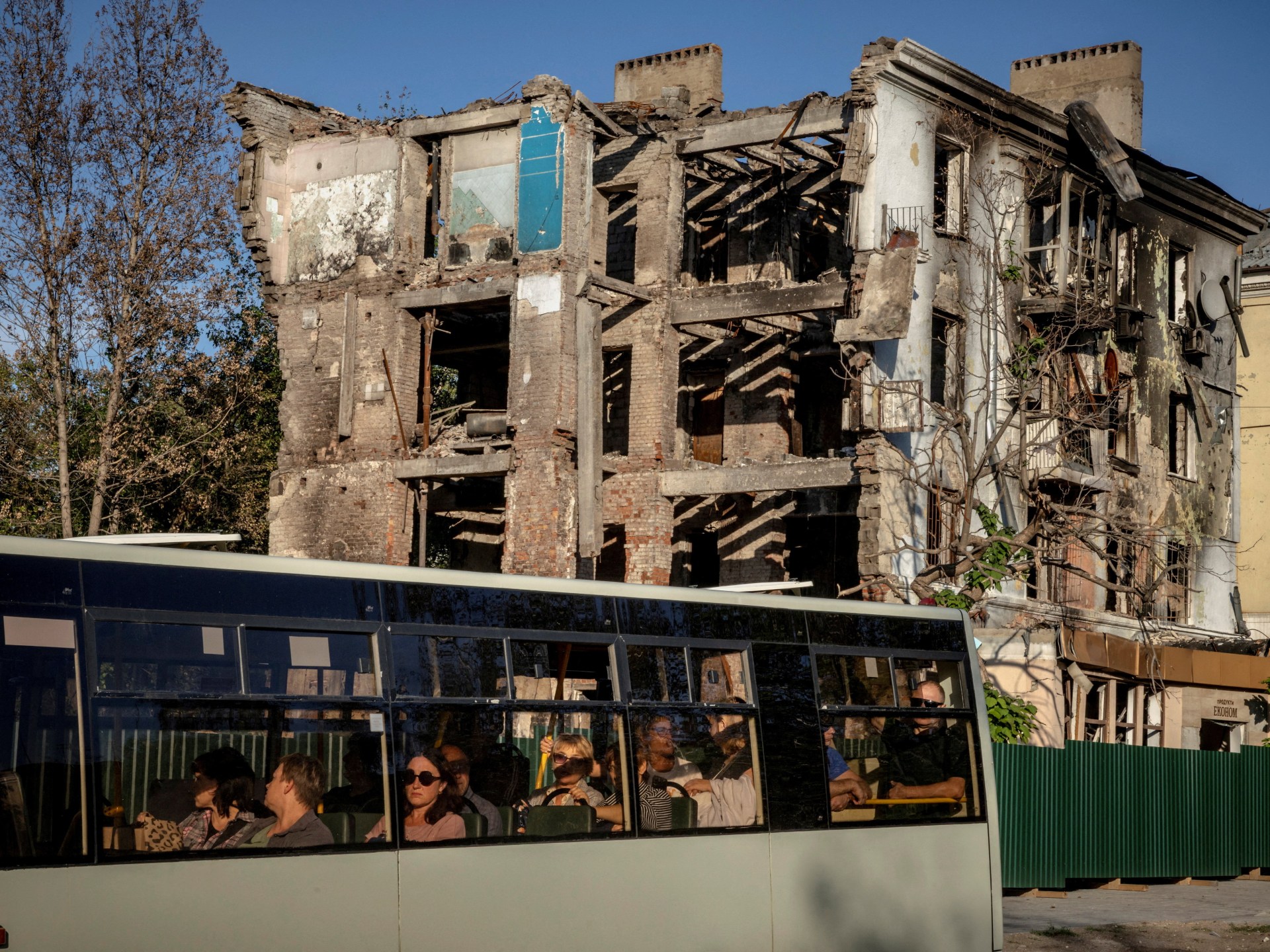 Russia advances in Ukraine as Zelenskyy touts ‘mega’ US weapons deal | Russia-Ukraine war News